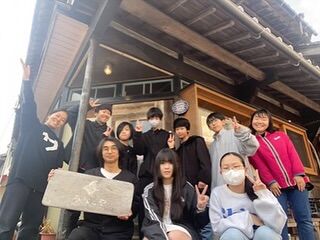 さが・こども未来応援基金を活用して3月27〜29日の2泊3日で
長崎県の壱岐島へ離島体験ツアーに行ってきました。

中学生2人
小学生4人
引率2人の旅でした🛳️

楽しむ・作る・体験するをテーマに
移動や夜を除くほぼすべての時間をこども達に決めてもらいました。

事前に集まったりLINEオープンチャットを使いながら、意見を出し合い決めていました。

当日は雨が降るタイミングがありましたが、こども達で臨機応変にスケジュールを組み替え、雨を避けながらドンピシャなスケジュールを組めていた事に驚きました。

初めはいつパジャマを着たらいいか、水筒を持って行ったほうがいいかなど1つ1つ聞いてきていましたが、どういう選択をすれば快適か、楽しめるかを自分で考えて選択していい旅だよと言う事を伝えながら日程を過ごしていく中でどんどん自分で考えると言う事をできていたのですごいなと思いました。

自分の地域と違う地域や文化を見る事で自分たちの地域がどういうところか、どうなれば楽しくなるかを自然とこども達の口から出ていた事も驚きでした。

スタッフも初めての引率で不安でしたが
少人数の学校ではできない楽しみや学びをこども達と一緒に体験ができてとても有意義な2泊3日になりました！

また機会があれば旅をテーマにプログラムを作りたいです。

このような体験の機会を提供くださった
佐賀未来創造基金さん
さが・こども未来応援プロジェクトさん
ふるさと納税にご支援くださった皆さん

本当にありがとうございました！

たいたいも引率運転ありがとう〜

#さが・こども未来応援基金 #壱岐島 #みなとやゲストハウス #丼や入船